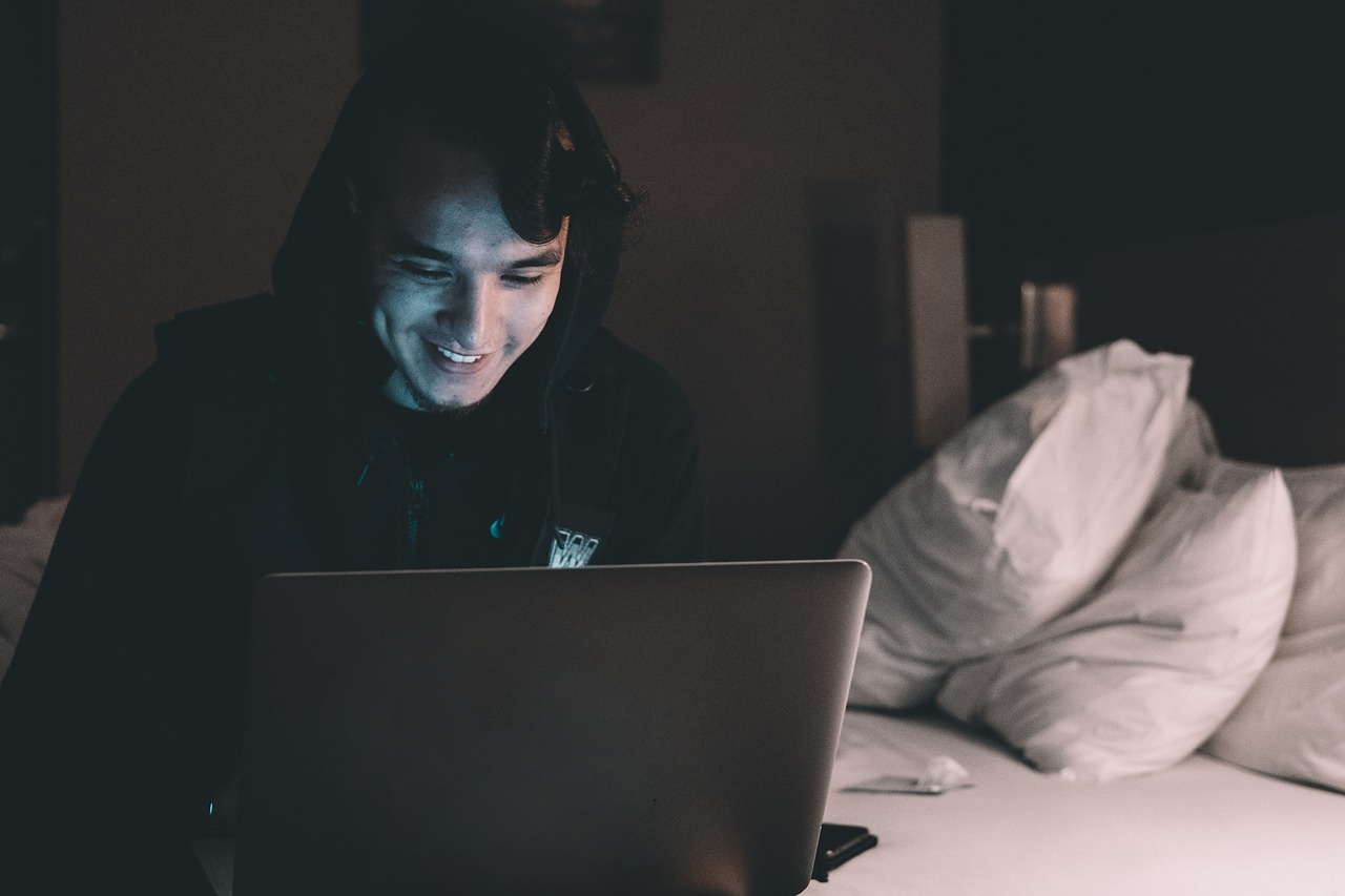 Bild einer Person, die vor einem Laptop sitzt und chattet.